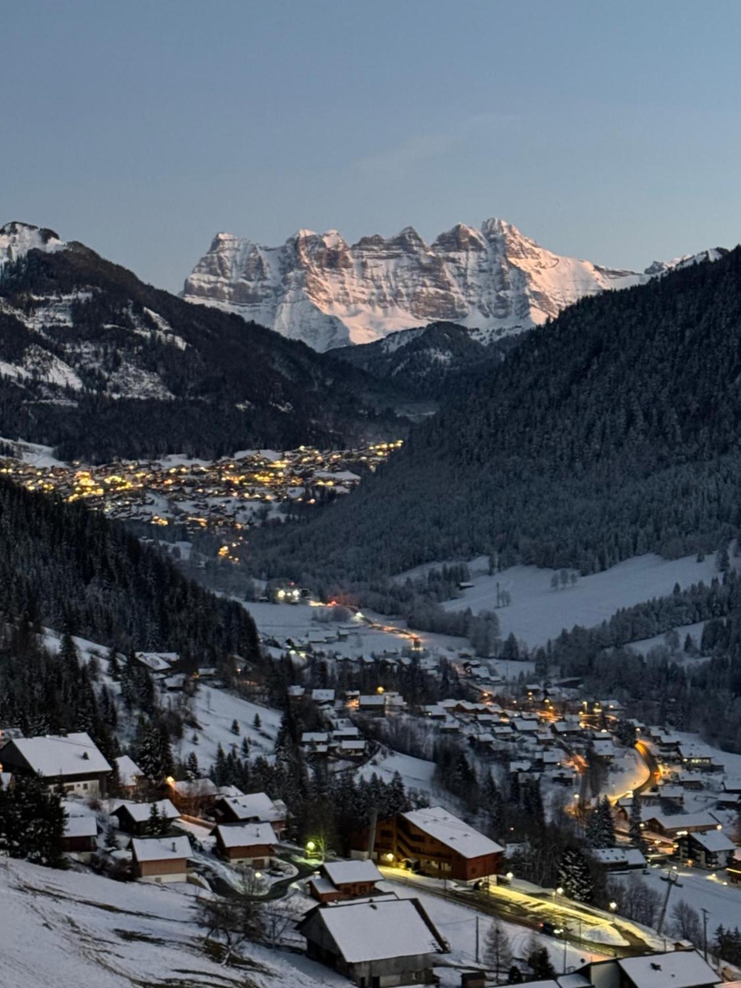 Charming, Cosy Chalet Nestled In A Breathtaking Surrounding With Spectacular, Stunning Mountain Views Abondance Exteriér fotografie